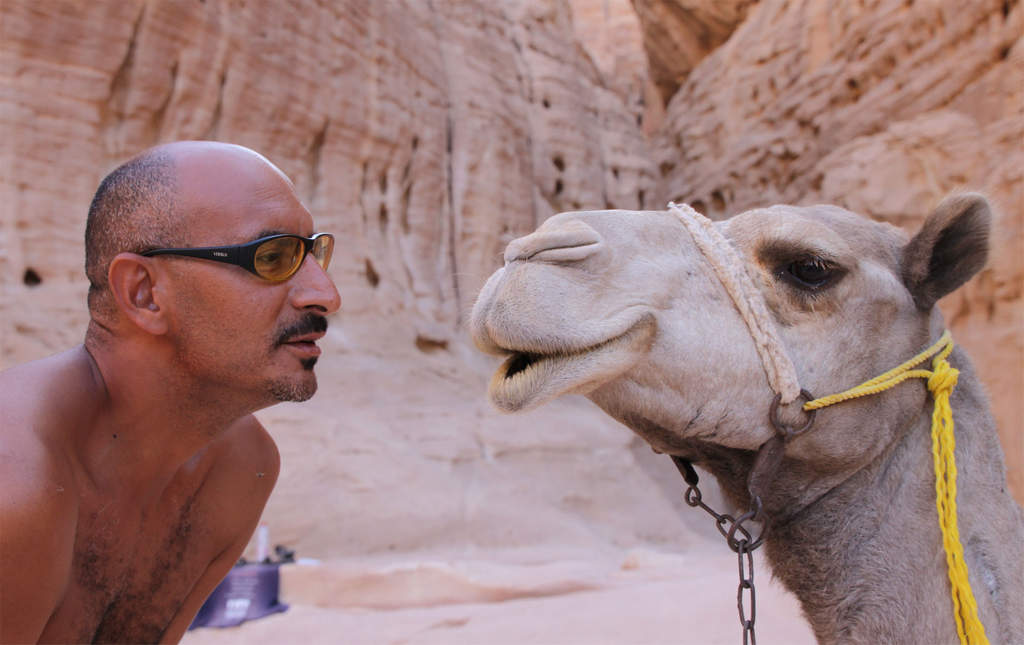 Reiseleiter Sam beschwört ein Kamel